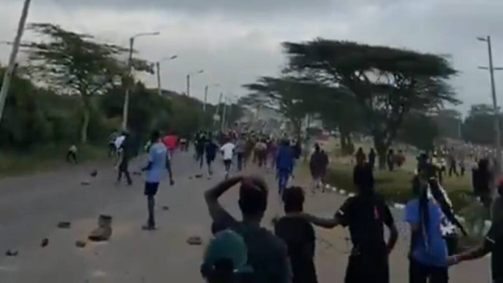 MMU Students Protest Fatal Accident, Block Magadi Road