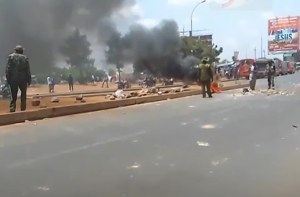 Protesters on  Thika Road  Roysambu  near Jesus Winner Ministry